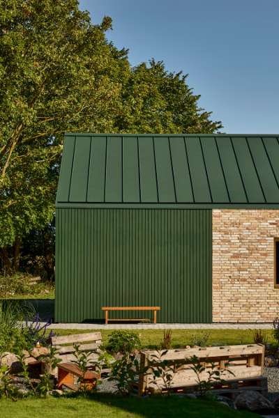 Green steel profiles set the framework for a rural family collective, Ølbyvej 178, 4623 Lille Skensved, Denmark